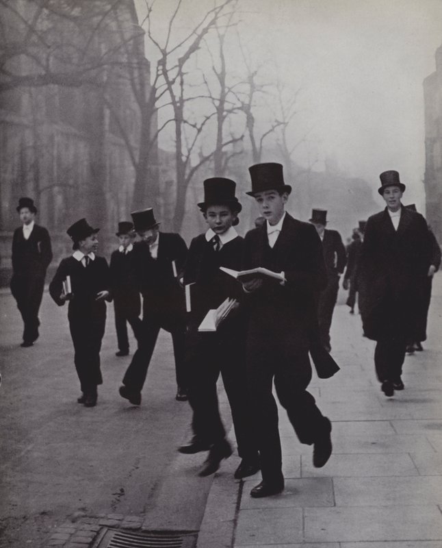 Mezi kaplí a školou, Eton (černobílá fotografie) od Laszlo Moholy Nagy
