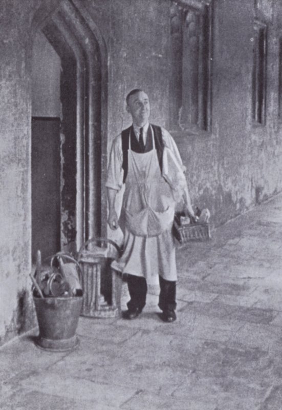 College scout, Oxford (černobílá fotografie) od Laszlo Moholy Nagy