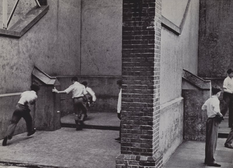 Pětky, Eton (č/b foto) od Laszlo Moholy Nagy