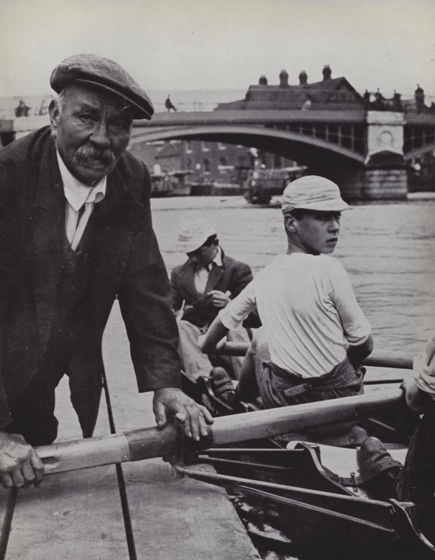 Rafts, Eton, Froggie dohlíží na nalodění (č/b foto) od Laszlo Moholy Nagy