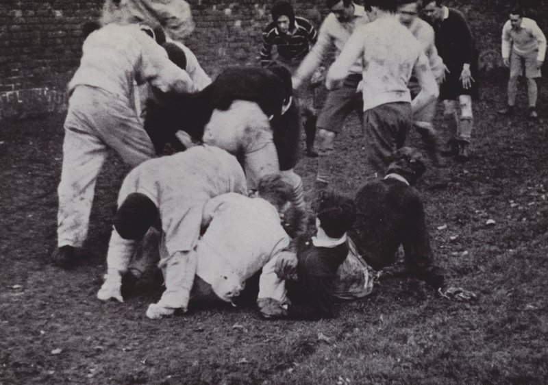 The Wall Game, Eton (černobílá fotografie) od Laszlo Moholy Nagy