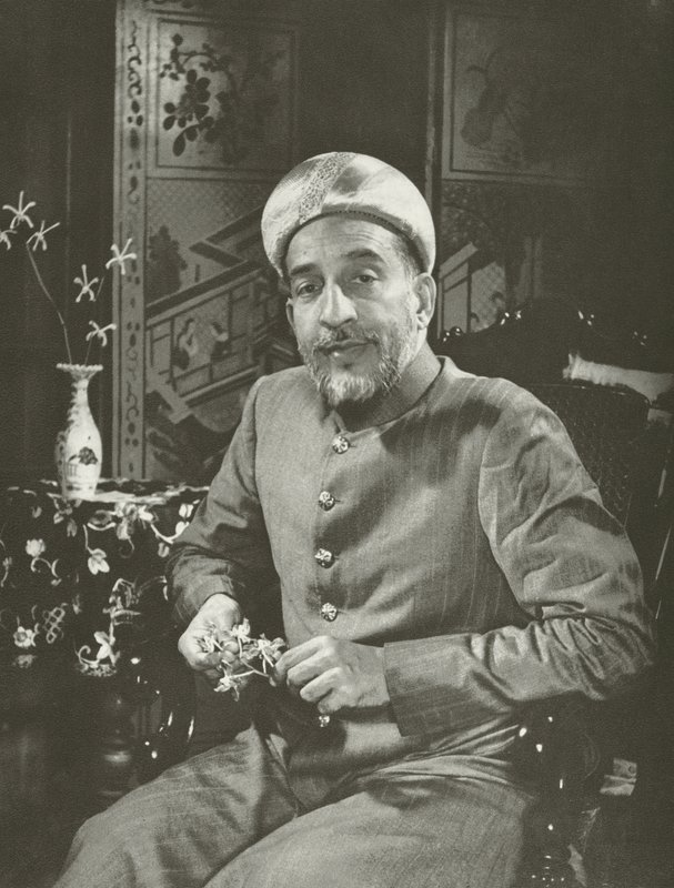 A Mamujee, Esq (černobílá fotografie) od Lionel Wendt