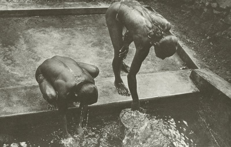 U studánky (čb foto) od Lionel Wendt