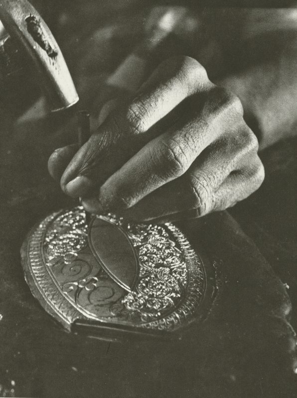 Kandyjský řemeslník při práci (černobílá fotografie) od Lionel Wendt