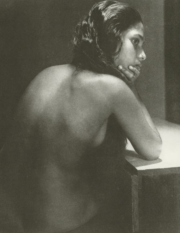 Nahá (černobílá fotografie) od Lionel Wendt