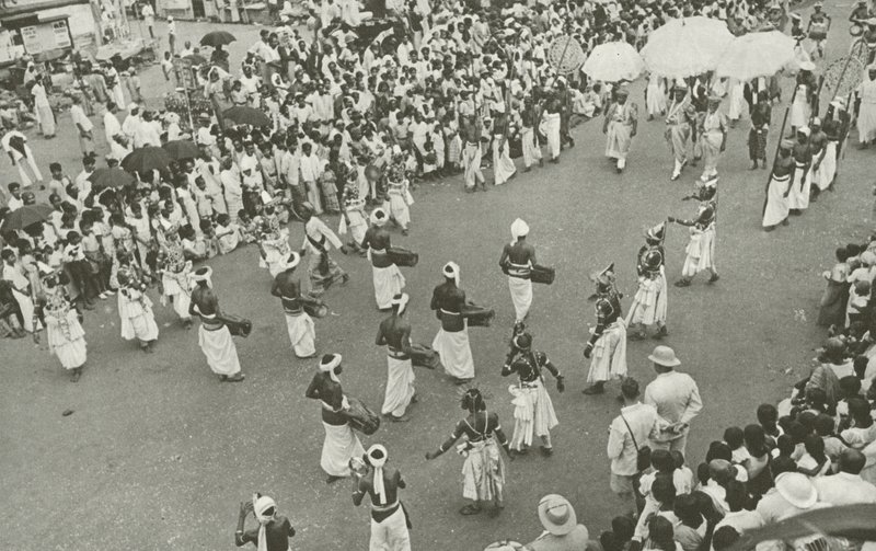 Perahera (černobílá fotografie) od Lionel Wendt