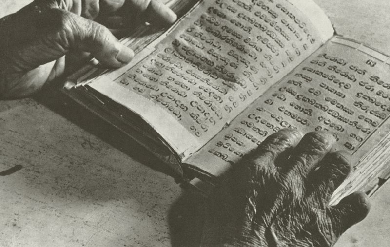 Starověké předpisy (černobílá fotografie) od Lionel Wendt