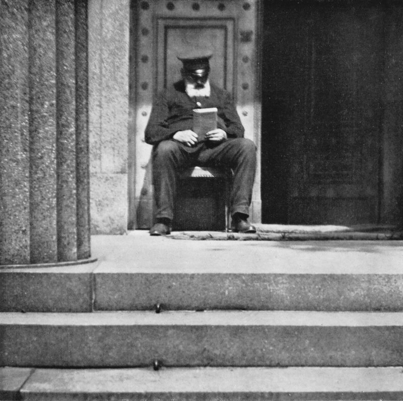 Berlín: Vrátný; Porter (černobílá fotografie) od Mario Bucovich