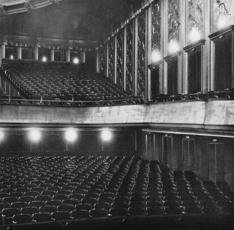 Berlín: Filmpalast Atrium, část hlediště; Atrium Filmového paláce, část hlediště (čb foto) od Mario Bucovich