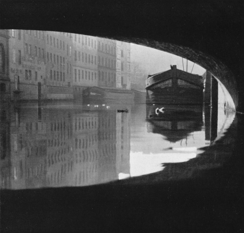 Berlín: Friedrichsgracht (černobílá fotografie) od Mario Bucovich