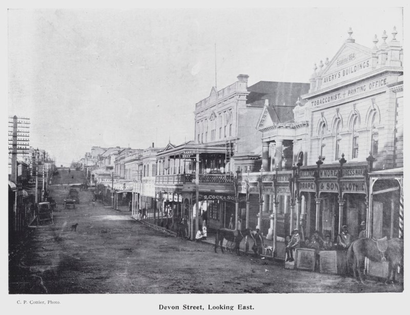 New Plymouth, Nový Zéland: Devon Street, Pohled na východ (černobílá fotografie) od New Zealand Photographer