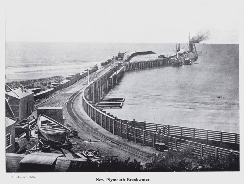 New Plymouth, Nový Zéland: New Plymouth Breakwater (černobílá fotografie) od New Zealand Photographer
