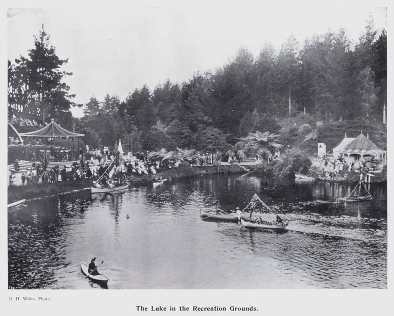 New Plymouth, Nový Zéland: Jezero v rekreačních areálech (černobílá fotografie) od New Zealand Photographer