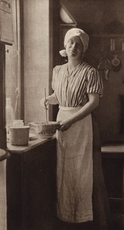 V kuchyni (č/b fotografie) od Nichol Elliot