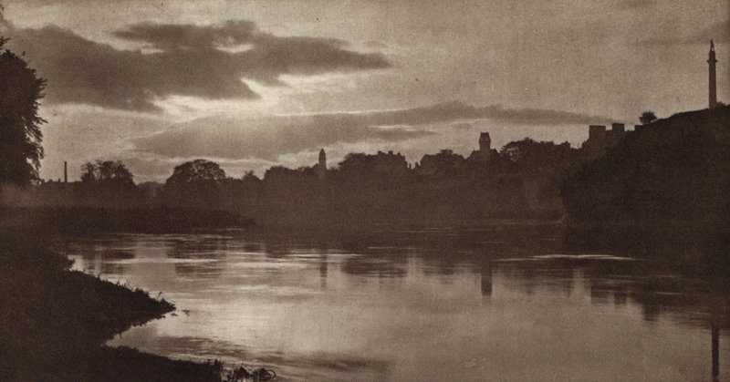 Na řece Tweed (čb fotografie) od Nichol Elliot