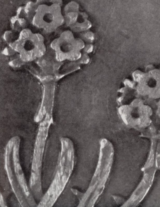 Detail třípencové mince (čb fotografie) od Paul Henning