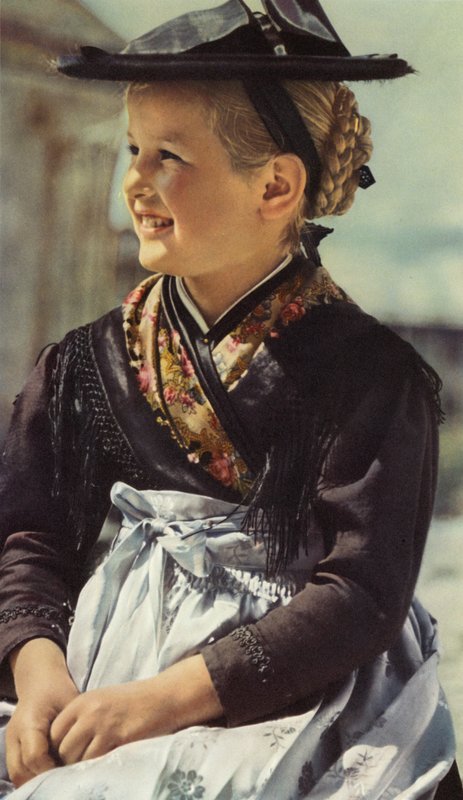 Raná barevná fotografie: Holčička z údolí Sarn, Sarentino (barevná fotografie) od Paul Wolff