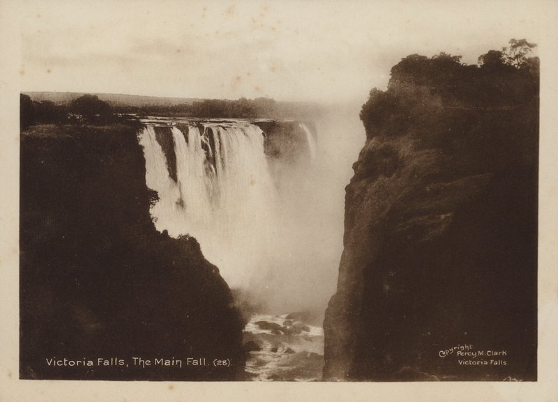 Viktoriiny vodopády, hlavní vodopád (černobílá fotografie) od Percy M. Clark