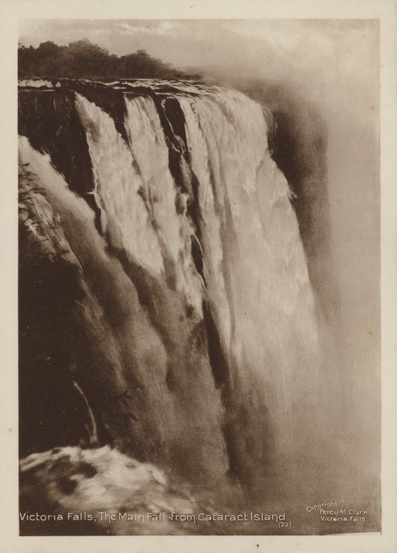Viktoriiny vodopády, hlavní vodopád z ostrova katarakty (černobílá fotografie) od Percy M. Clark