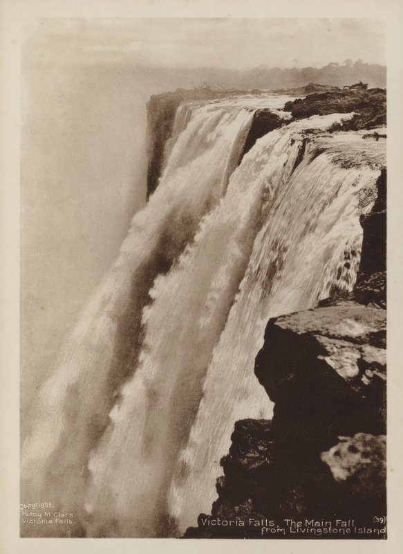 Viktoriiny vodopády, hlavní vodopád z ostrova Livingstone (černobílá fotografie) od Percy M. Clark