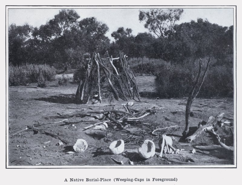 Původní pohřebiště, smuteční čepice v popředí (černobílá fotografie) od Photographer Australian