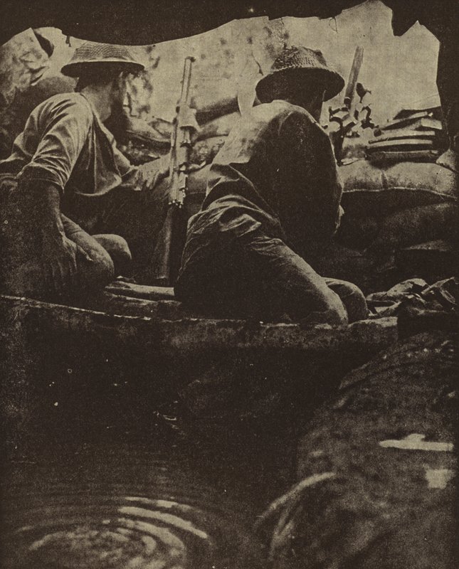 Australští vojáci ve vodou naplněné puškové jámě, Sanananda, Nová Guinea, druhá světová válka od Photographer Australian