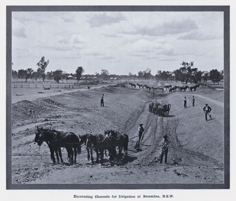 Hloubení kanálů pro zavlažování v Berembea, NSW (černobílá fotografie) od Photographer Australian