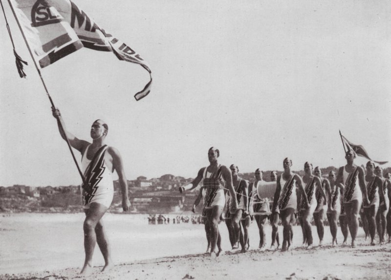 Pochodová minulost zachránců, známá scéna na jakékoli australské pláži (černobílá fotografie) od Photographer Australian