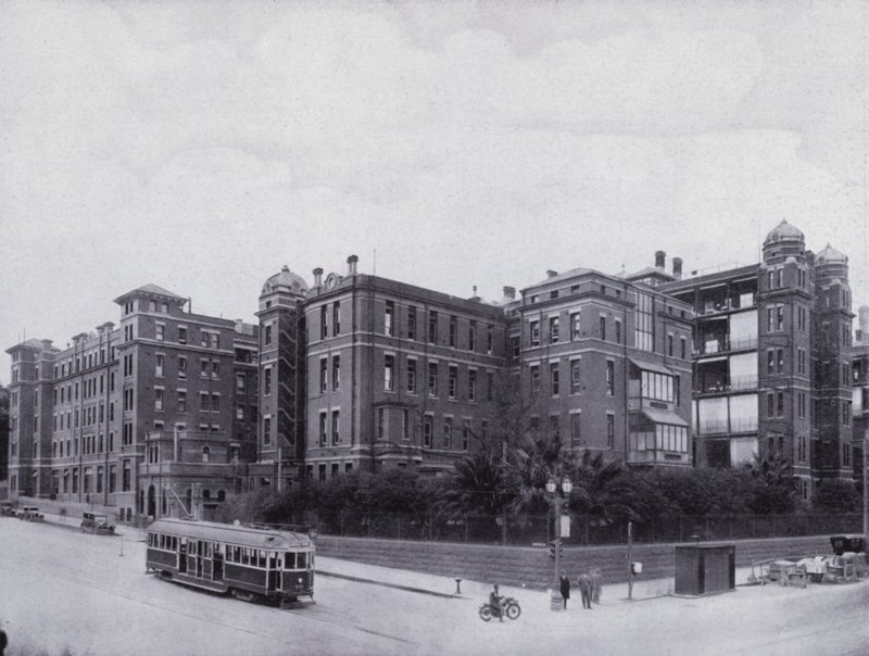 Melbourne Hospital, od křižovatky ulic Swanston a Lonsdale (černobílá fotografie) od Photographer Australian