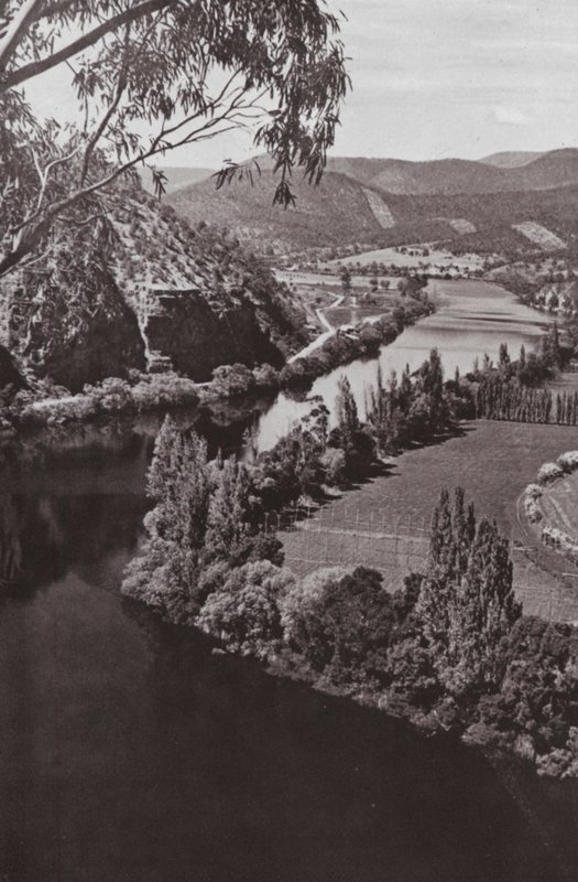 Řeka Derwent poblíž New Norfolku, Tasmánie (černobílá fotografie) od Photographer Australian