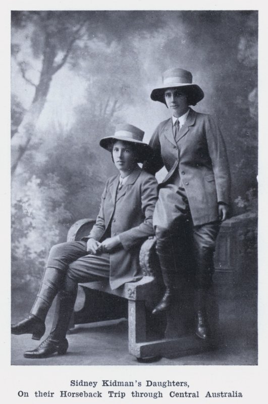 Dcery Sidneyho Kidmana na jejich cestě na koni po střední Austrálii (černobílá fotografie) od Photographer Australian