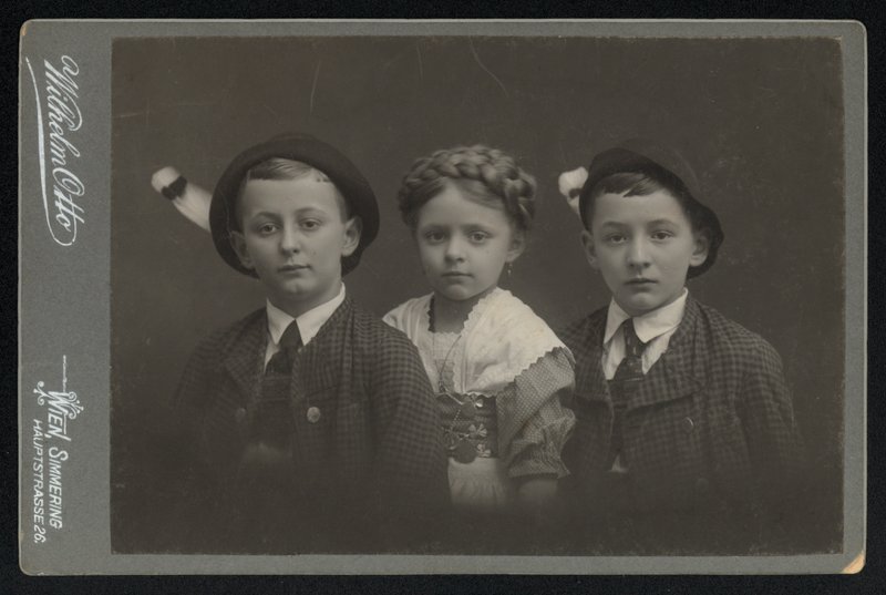 Portrét tří rakouských dětí (černobílá fotografie) od Austrian Photographer