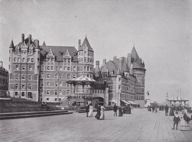 Chateau Frontenac a Dufferin Terrace (černobílá fotografie) od Photographer Canadian