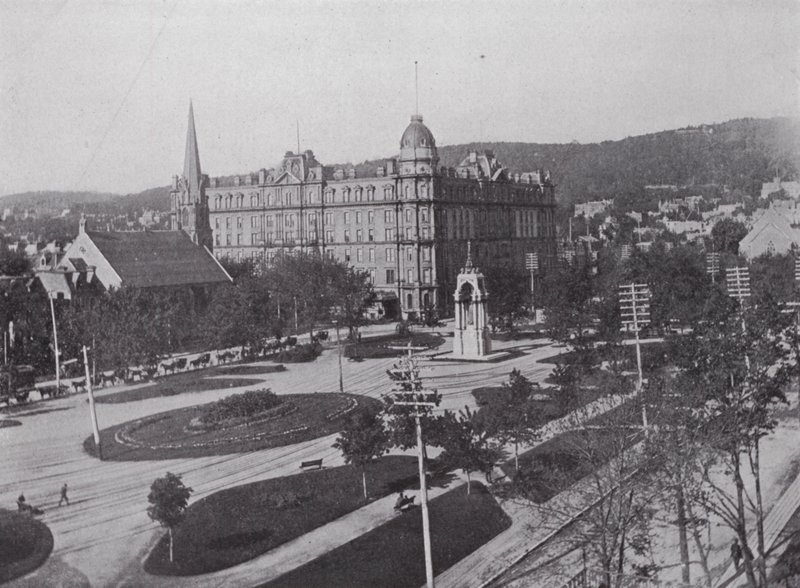 Dominion Square a Windsor Hotel, Montreal (černobílá fotografie) od Photographer Canadian