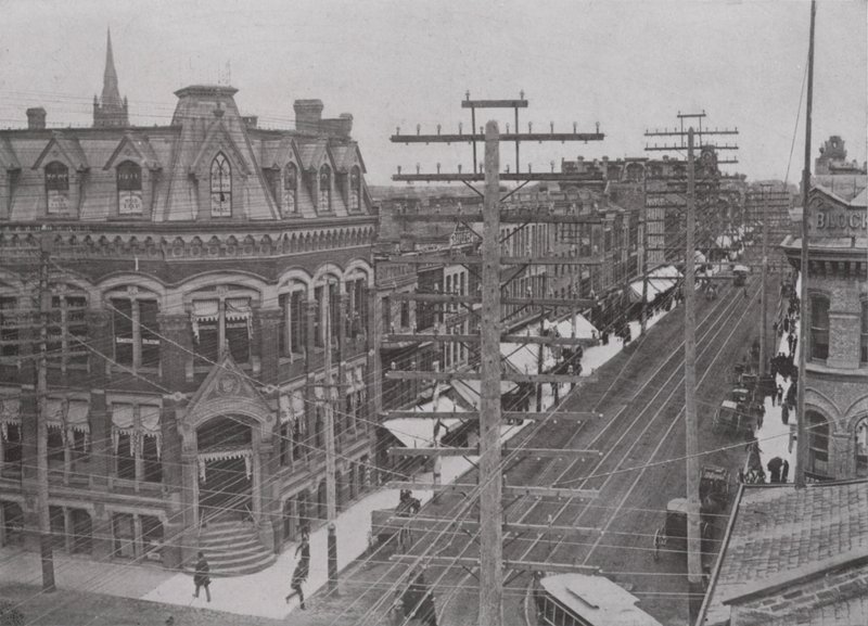 Dundas Street, Looking East, Londýn, Ontario (černobílá fotografie) od Photographer Canadian