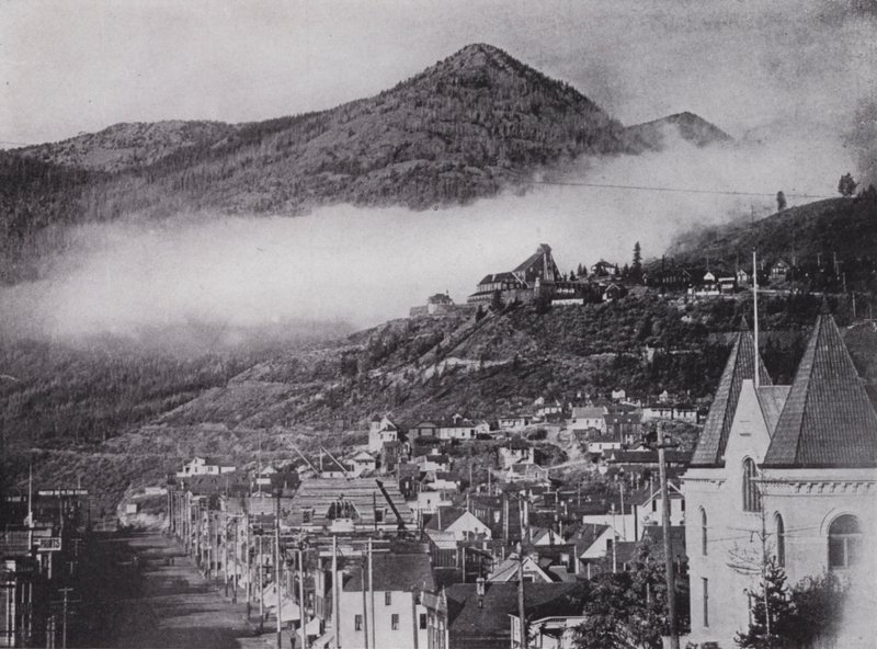 Celkový pohled na Rossland, ukazující důl Le Roi (černobílá fotografie) od Photographer Canadian