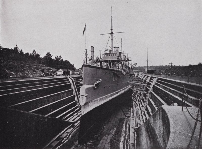 HMS "Flora," v Docku, Esquimalt, Britská Kolumbie (černobílá fotografie) od Photographer Canadian