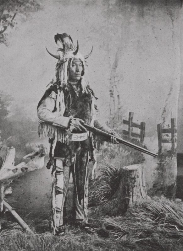 Kamenný indián ve válečném kostýmu (černobílá fotografie) od Photographer Canadian