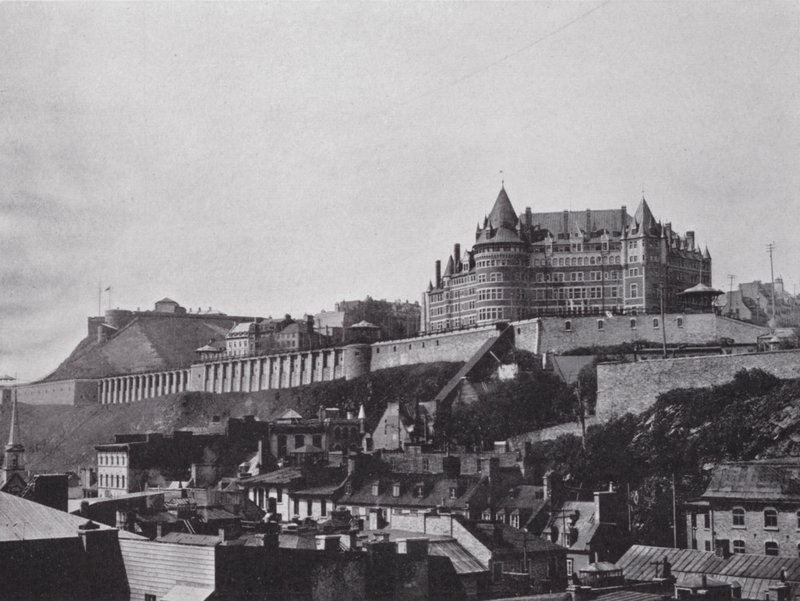 Zámek a citadela z Lower Town, Quebec (černobílá fotografie) od Photographer Canadian