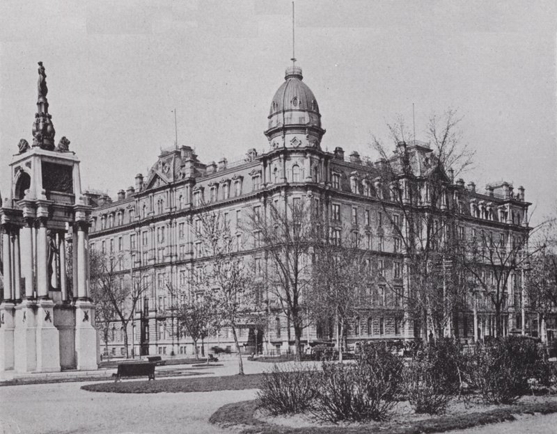 Windsor Hotel a památník Sir John A Macdonald, Montreal (černobílá fotografie) od Photographer Canadian