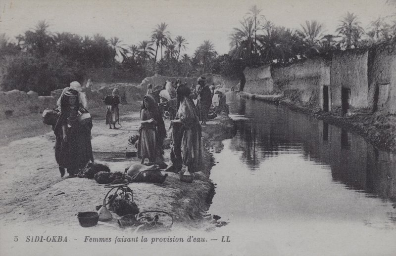 Ženy sbírající vodu v Sidi-Okba, Alžírsko (černobílá fotografie) od Photographer French
