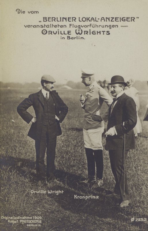 Americký letec Orville Wright si povídá s korunním princem Wilhelmem z Německa během návštěvy Berlína (černobílá fotografie) od Photographer German
