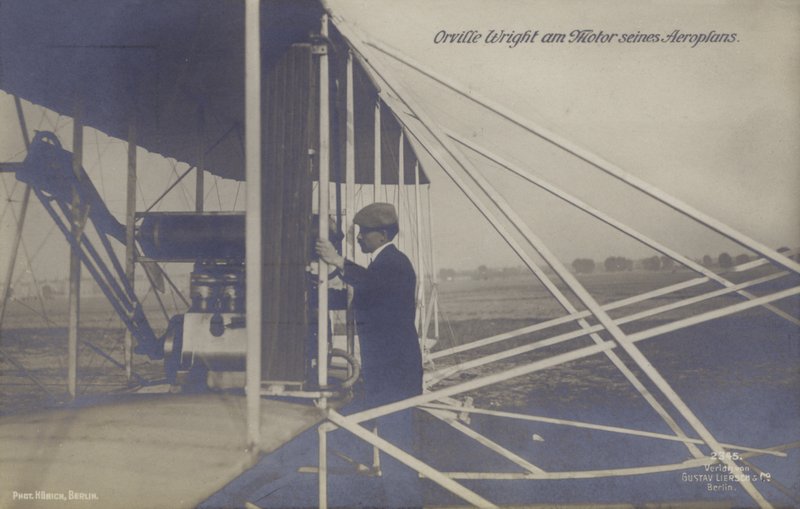 Americký letec Orville Wright kontroluje motor svého letadla (černobílá fotografie) od Photographer German