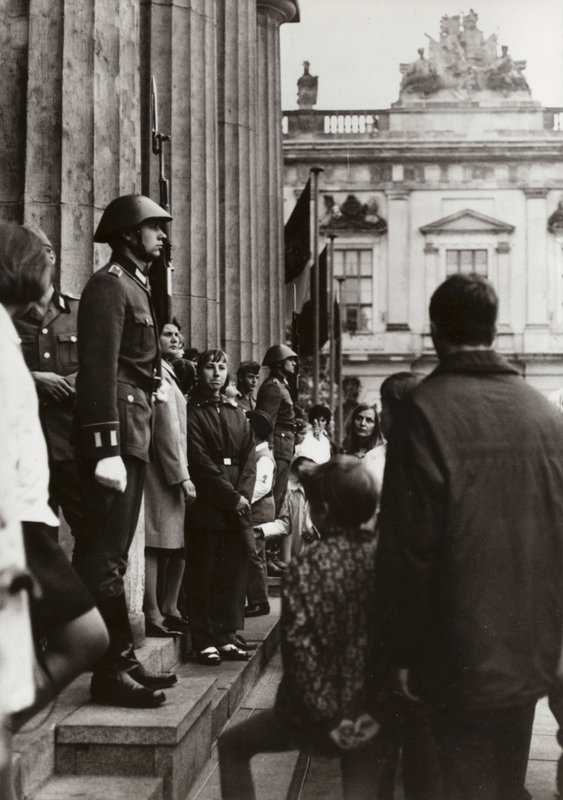 U Památníku obětem fašismu a militarismu uctívají vojáci Národní lidové armády průkopníky míru a socialismu (č/b foto) od Photographer German