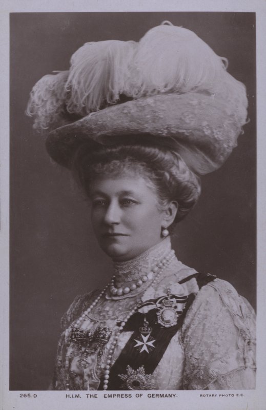 Augusta Viktorie ze Šlesvicka-Holštýnska, německá císařovna a manželka Wilhelma II. (č/b foto) od Photographer German