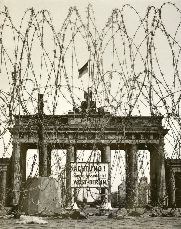 Ostnatý drát před Braniborskou bránou, Berlín, Německo, během spojenecké okupace města po druhé světové válce (čb foto) od Photographer German