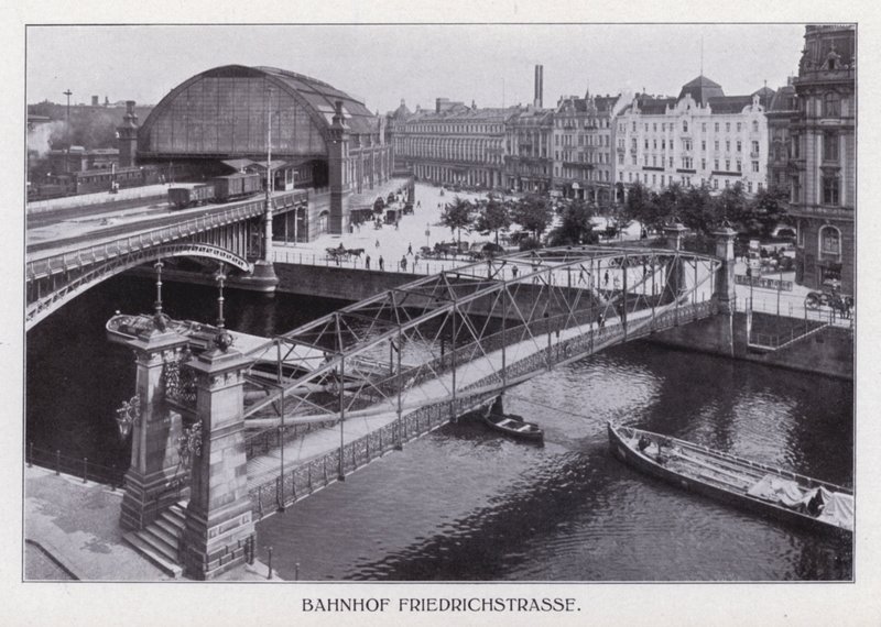Berlín: Bahnhof Friedrichstrasse (černobílá fotografie) od Photographer German