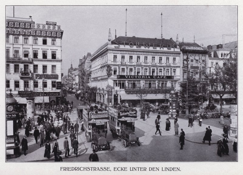 Berlín: Friedrichstrasse, roh Unter den Linden (č/b foto) od Photographer German