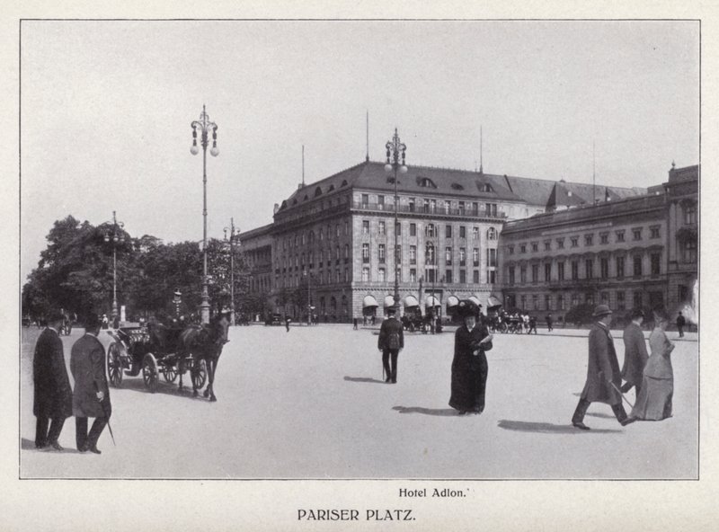 Berlín: Pariser Platz (černobílá fotografie) od Photographer German