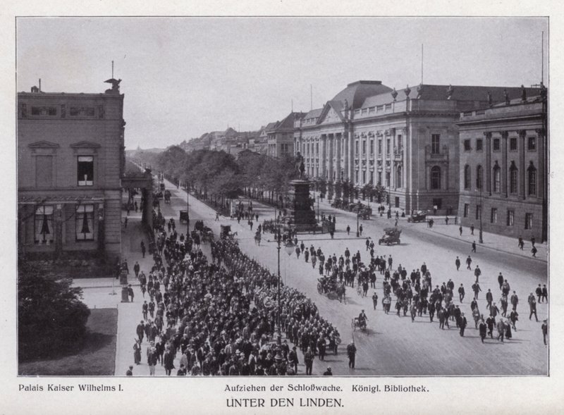 Berlín: Unter den Linden (černobílá fotografie) od Photographer German